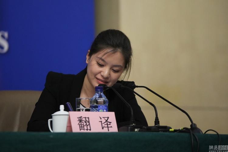 【轉載】美女翻譯張璐迷翻網友 5上總理記者會