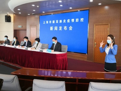 戴口罩的手語(yǔ)翻譯:上海讓聽(tīng)障人士更懂新冠
